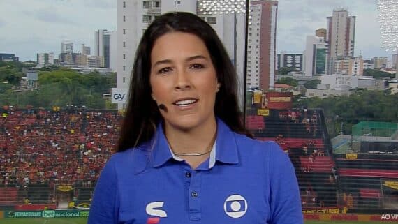 Renata Silveira, narradora do Grupo Globo (foto: Reprodução/Twitter)