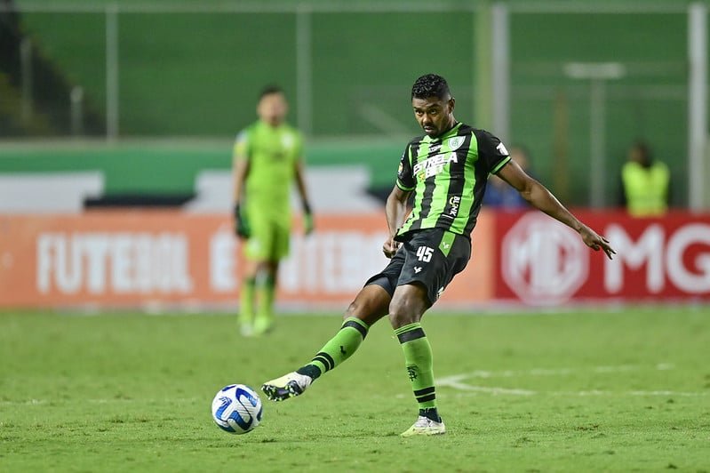 Ricardo Silva, do América-MG, dá passe com o pé direito (foto: Mourão Panda/América-MG)