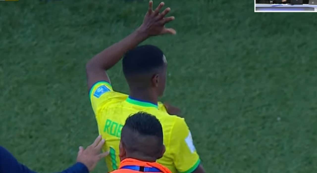 Robert Renan, do Brasil, provocando torcida argentina (foto: Reprodução/Cazé TV)