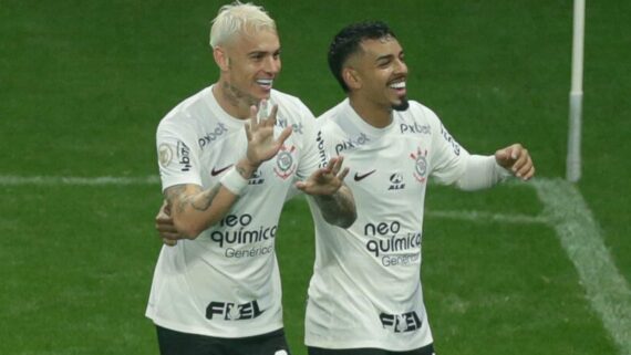 Dois jogadores do Corinthians comemoram gol abraçados (foto: Rodrigo Coca/Corinthians)