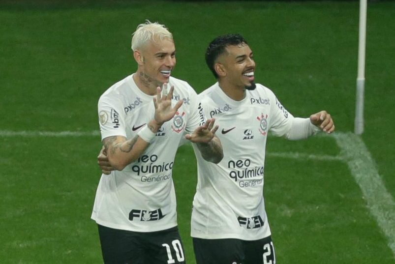 Dois jogadores do Corinthians comemoram gol abraçados (foto: Rodrigo Coca/Corinthians)