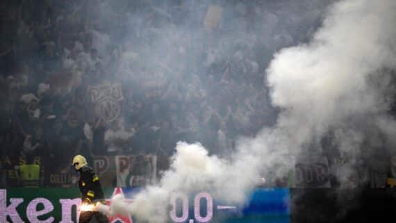 Bombeiro retira objeto do gramado da final da Liga Europa (foto: VLADIMIR SIMICEK / AFP)