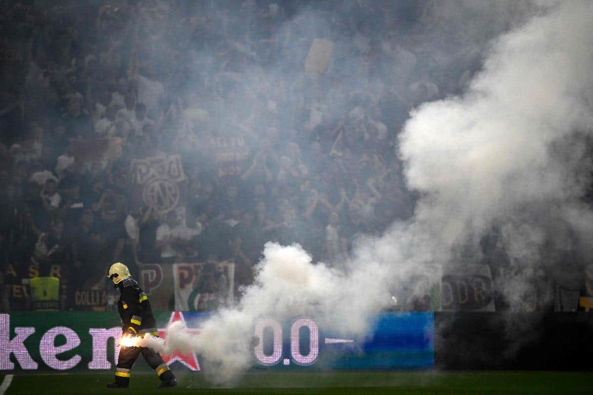 Bombeiro retira objeto do gramado da final da Liga Europa (foto: VLADIMIR SIMICEK / AFP)