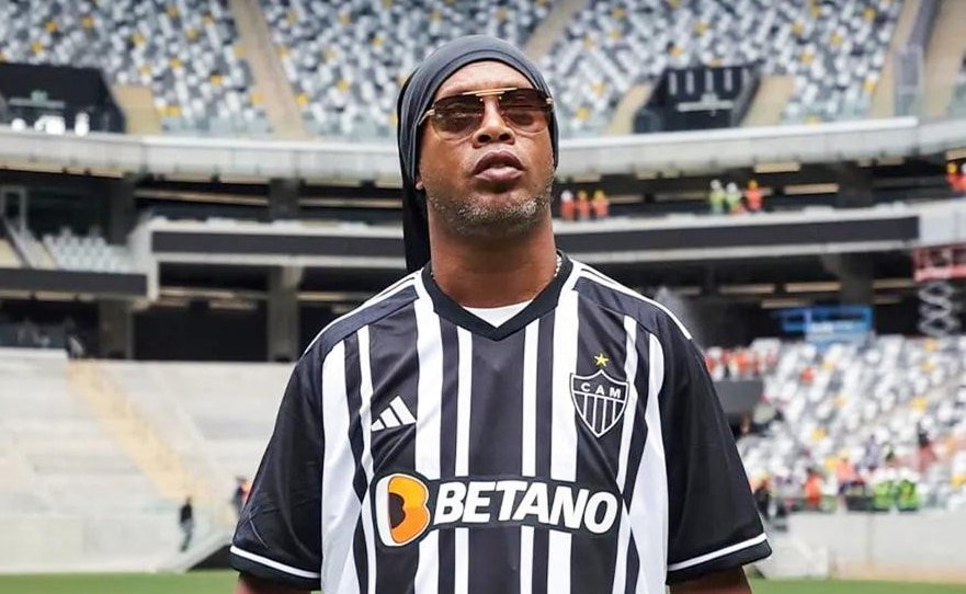 Ronaldinho Gaúcho em visita à Arena MRV em 2023 (foto: Reprodução/Telha do Galo)