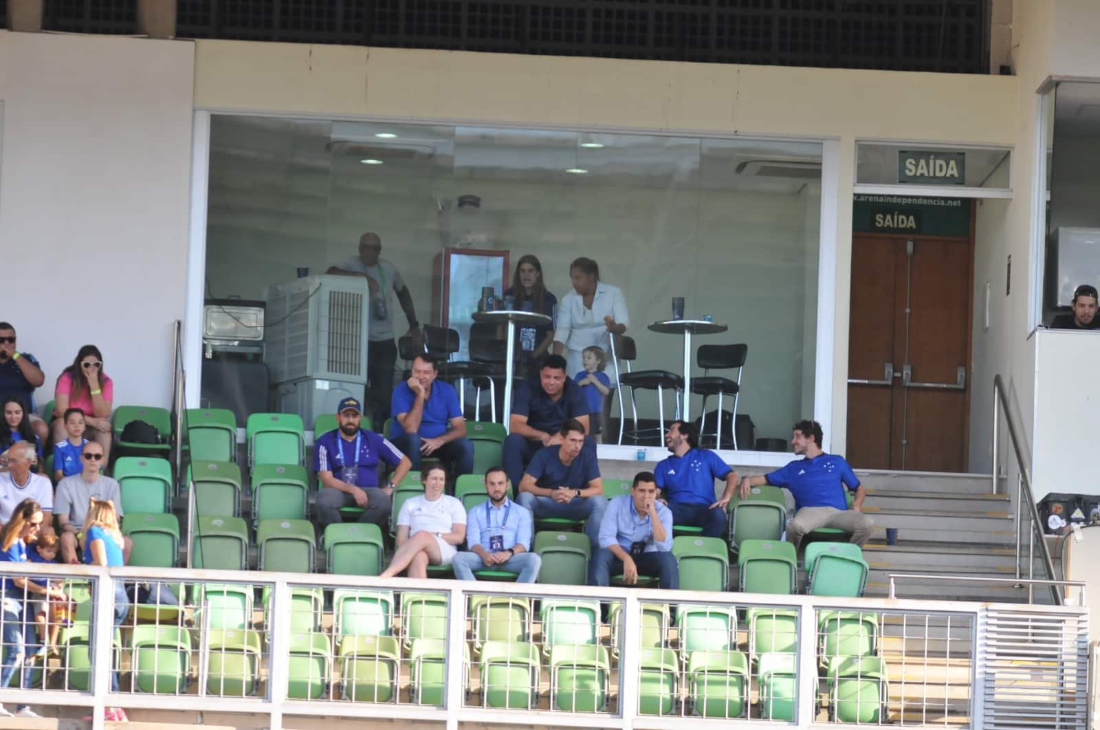 Parceiros na SAF do Cruzeiro, Ronaldo e Pedrinho acompanham jogo no Horto (foto: Alexandre Guzanshe/EM D.A Press)