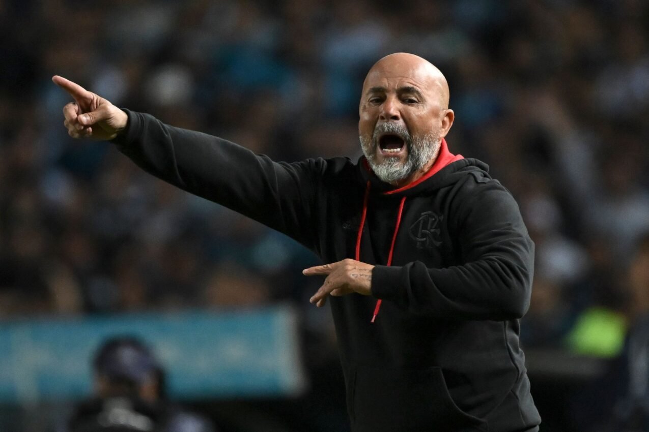 Sampaoli grita durante jogo entre Flamengo e Fluminense pela Copa do Brasil (foto: Luis ROBAYO / AFP)