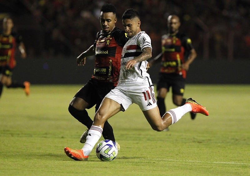 Jogador do Sport marca atleta do São Paulo em jogo na Ilha de Retiro (foto: Rubens Chiri / saopaulofc.net)