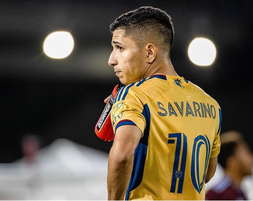 Jefferson Savarino, de costas, bebendo água (foto: Reprodução/Instagram)