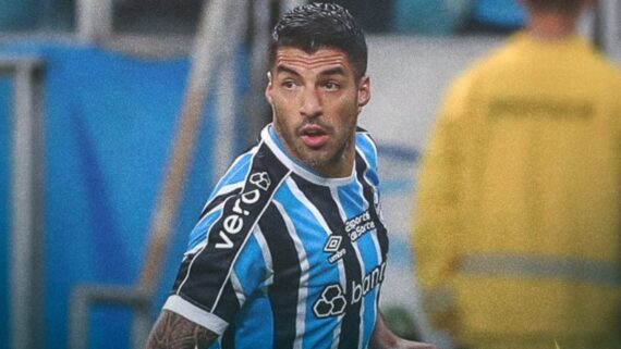 Luis Suárez, do Grêmio, olhando para o lado (foto: Divulgação/Grêmio)