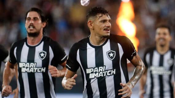 Artilheiro do Brasileiro, Tiquinho Soares marcou dois gols contra o Corinthians (foto: Vitor Silva/Botafogo)
