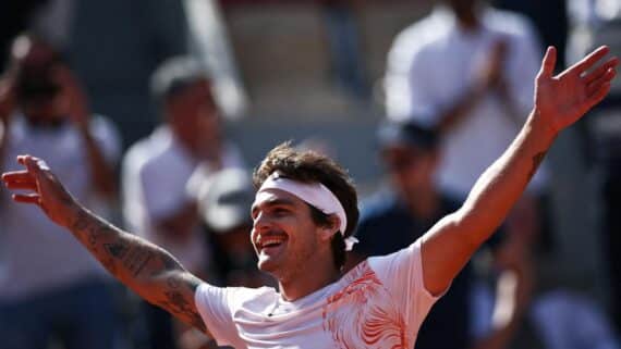 Thiago Wild comemora vitória em Roland Garros (foto: Anne-Christine POUJOULAT / AFP)