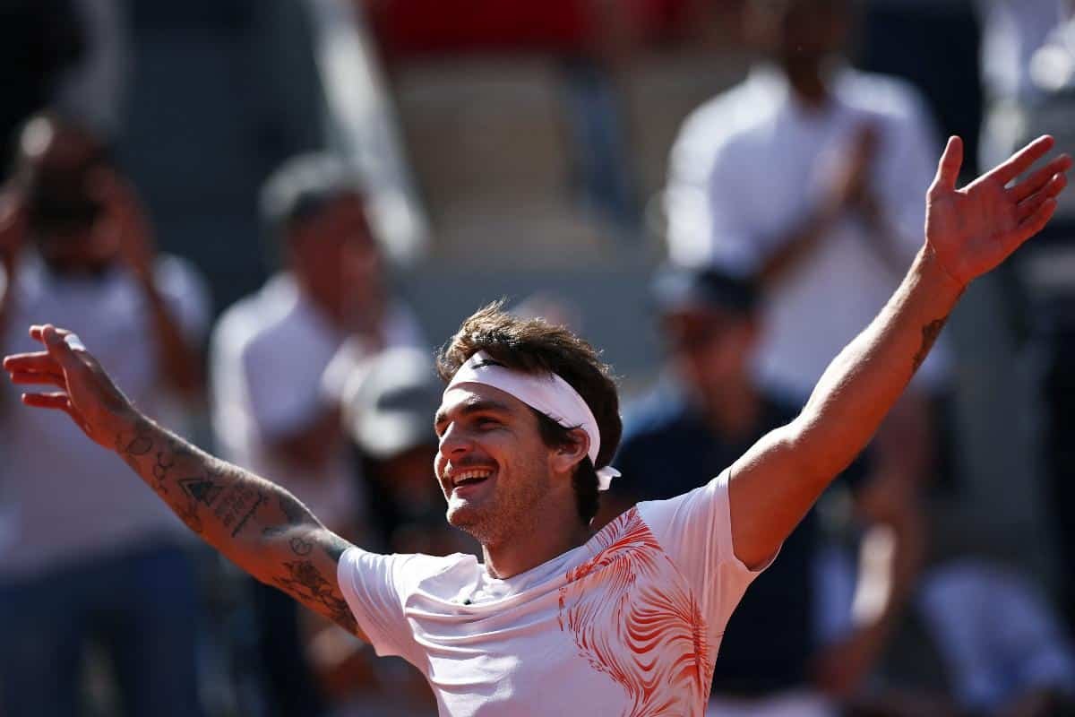 Thiago Wild comemora vitória em Roland Garros (foto: Anne-Christine POUJOULAT / AFP)