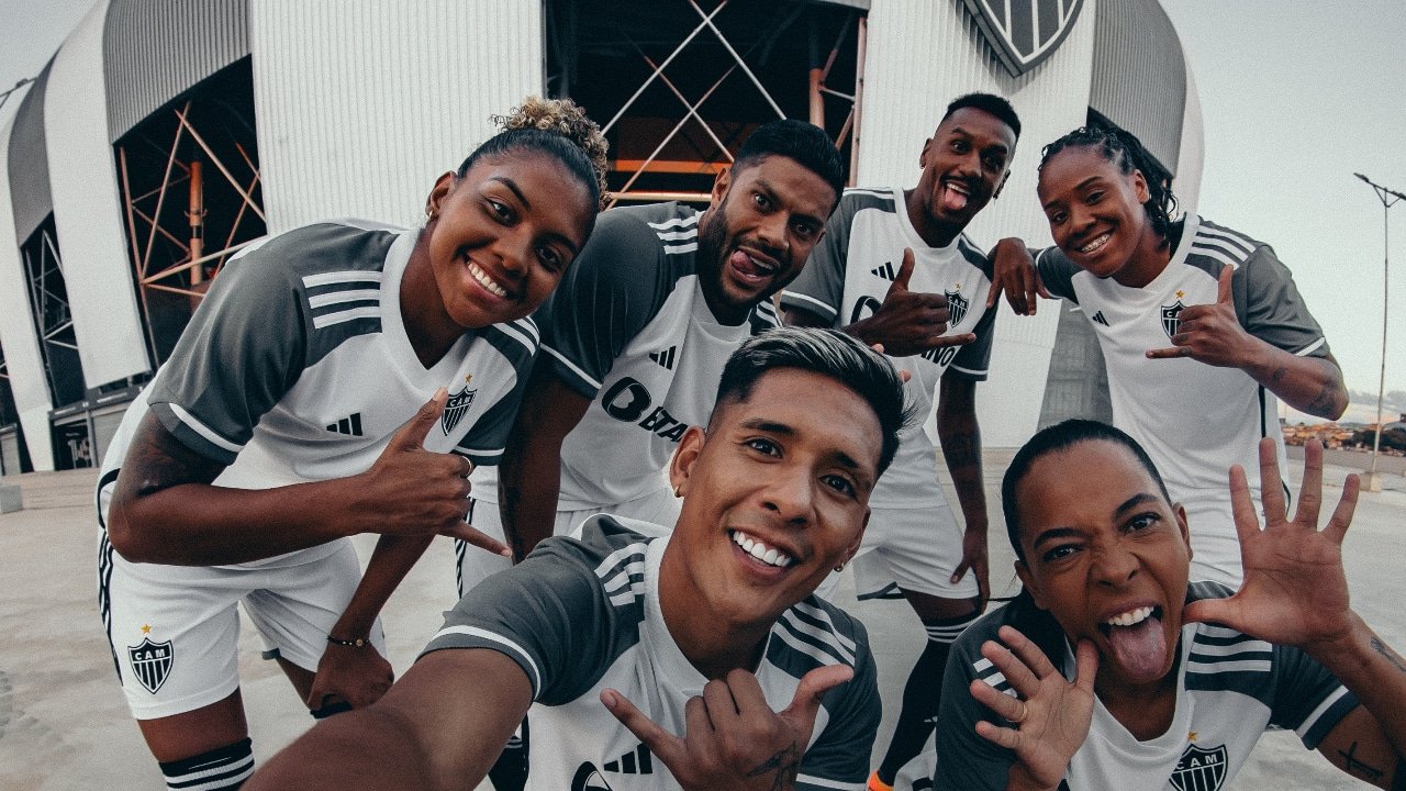 Atletas do Atlético-MG posam com nova camisa 2 do clube ao lado da Arena MRV (foto: Divulgação/Atlético-MG)