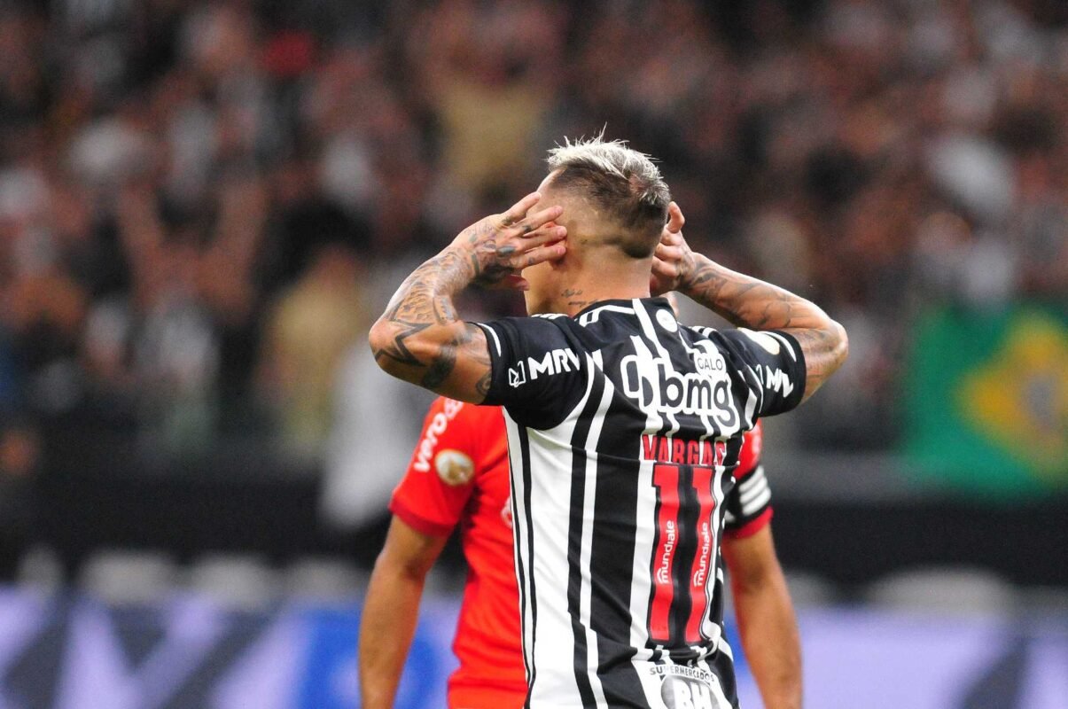 Foto do jogador Eduardo Vargas, do Atlético-MG, com as mãos nas orelhas (foto: Ramon Lisboa/EM/D.A Press)