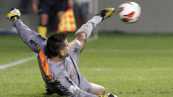 Atlético: defesa de pênalti de Victor contra o Tijuana, na Libertadores de 2013 (foto: Reuters)