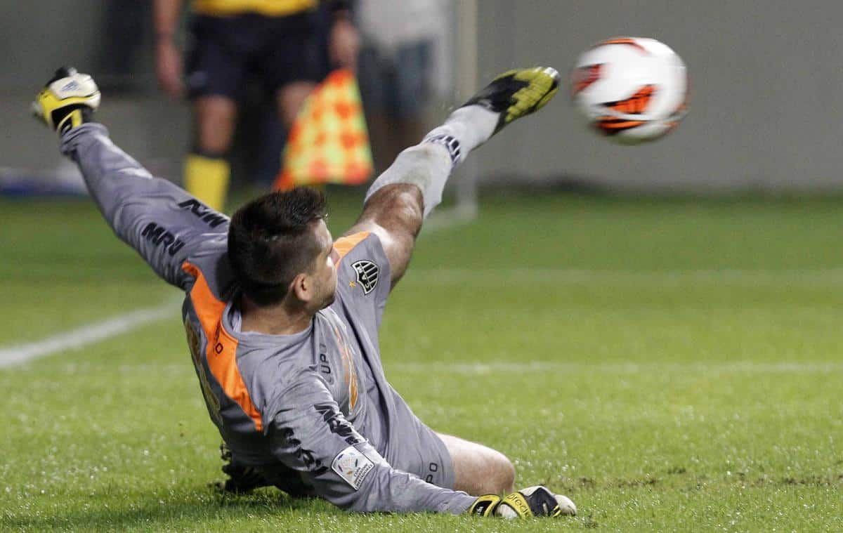 Atlético: defesa de pênalti de Victor contra o Tijuana, na Libertadores de 2013 - (foto: Reuters)