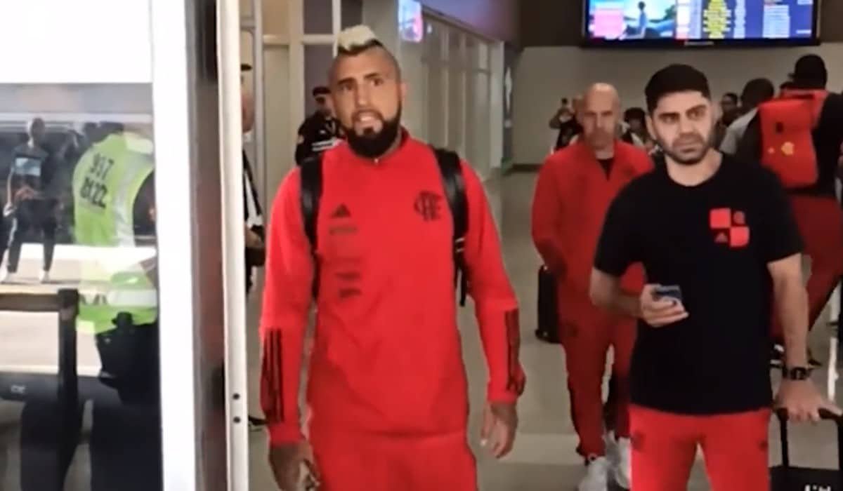 Vidal, do Flamengo, desembarca no Rio de Janeiro (foto: Reprodução)