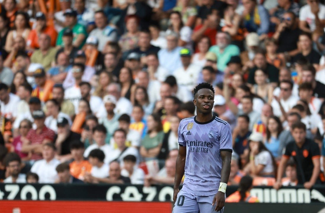 Vini Jr. no Mestalla, com a torcida do Valencia ao fundo (foto: JOSE JORDAN / AFP)