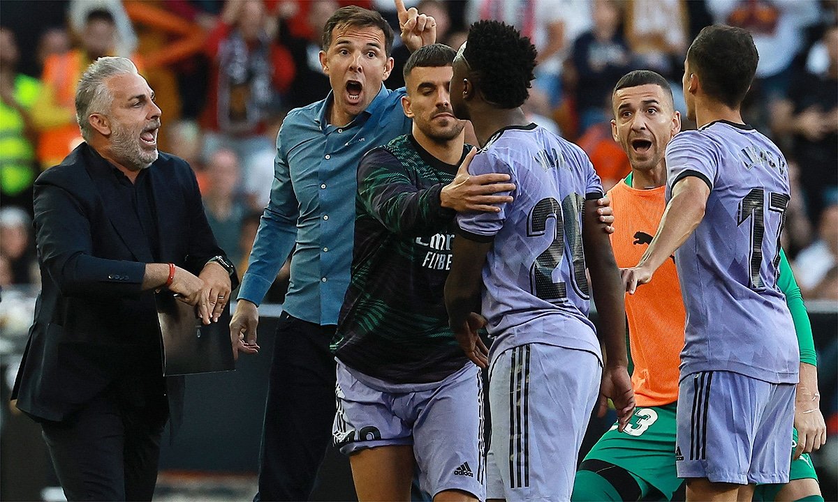 Vinícius Júnior foi chamado de macaco por torcedores do Valencia (foto: JOSE JORDAN / AFP)