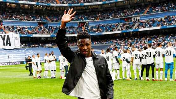 Vinícius Jr. cumprimenta torcedores em meio a homenagem após episódio de racismo no Santiago Bernabéu. (foto: Divulgação/Real Madrid)