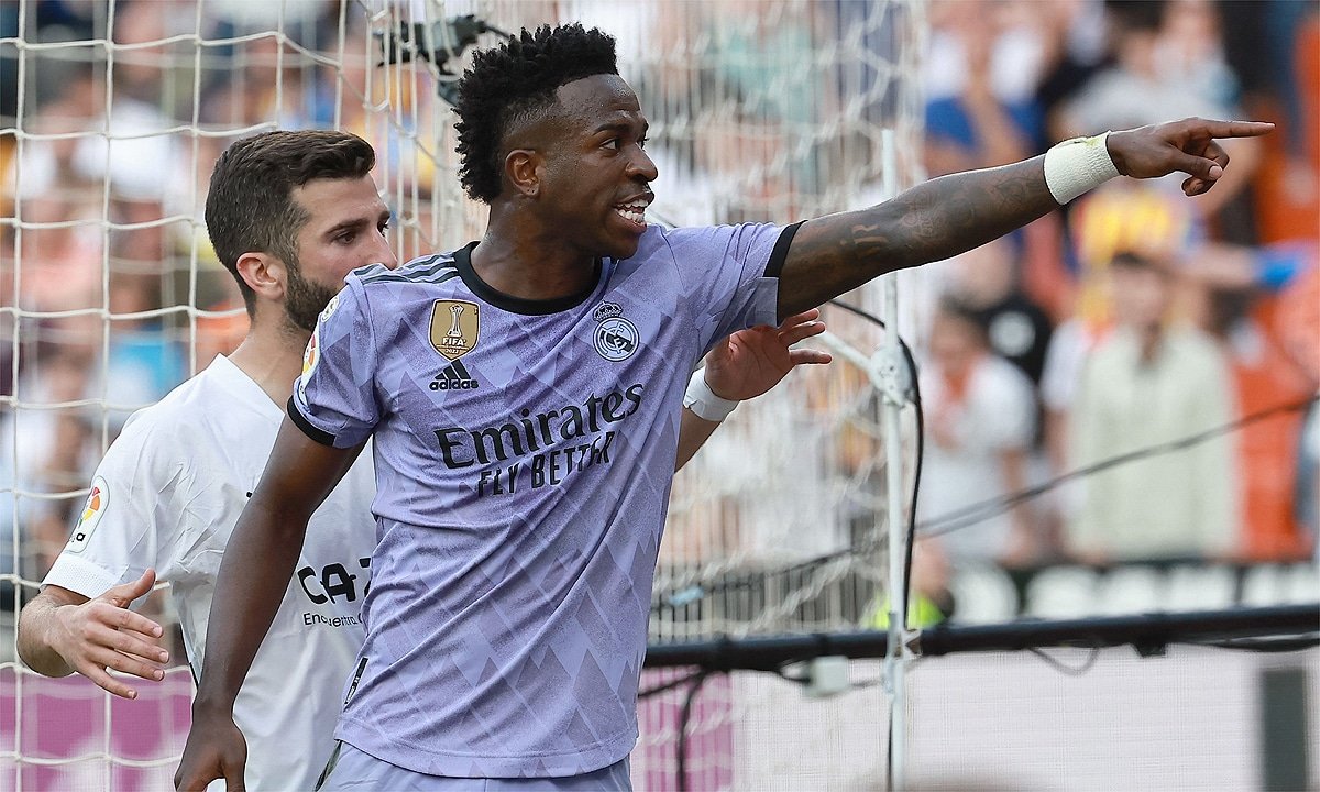 Vinícius Júnior, atacante do Real Madrid, sofreu ofensas de cunho racista da torcida do Valencia (foto: JOSE JORDAN / AFP)