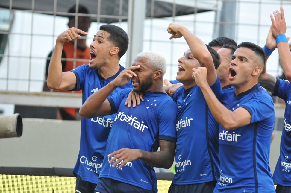 Wesley tem tarde de herói, e Cruzeiro vence o Santos no Brasileiro