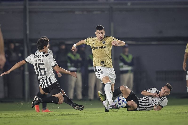 Rodrigo Battaglia em Libertad x Atlético (foto: Pedro Souza/Atlético)