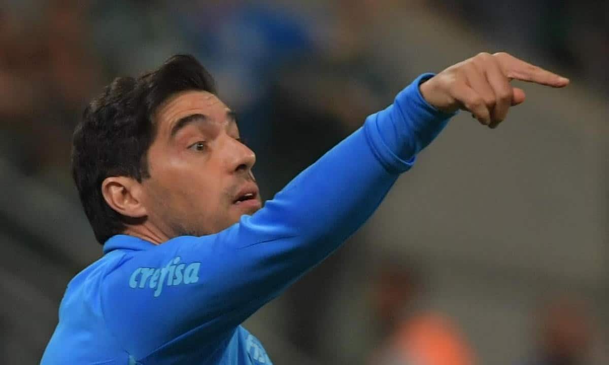 Abel Ferreira dá comandos à equipe do Palmeiras em partida. (foto: NELSON ALMEIDA/AFP)