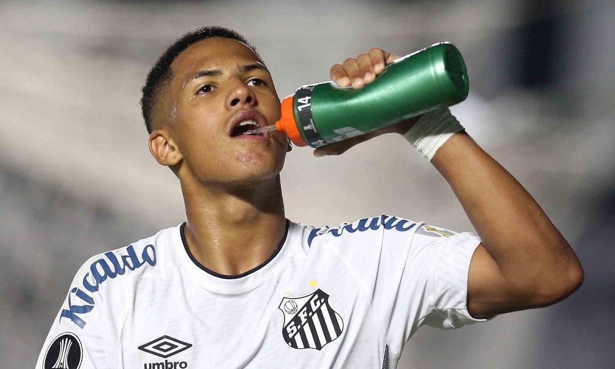 Ângelo, em partida pelo Santos (foto: GUILHERME DIONIZIO/AFP)