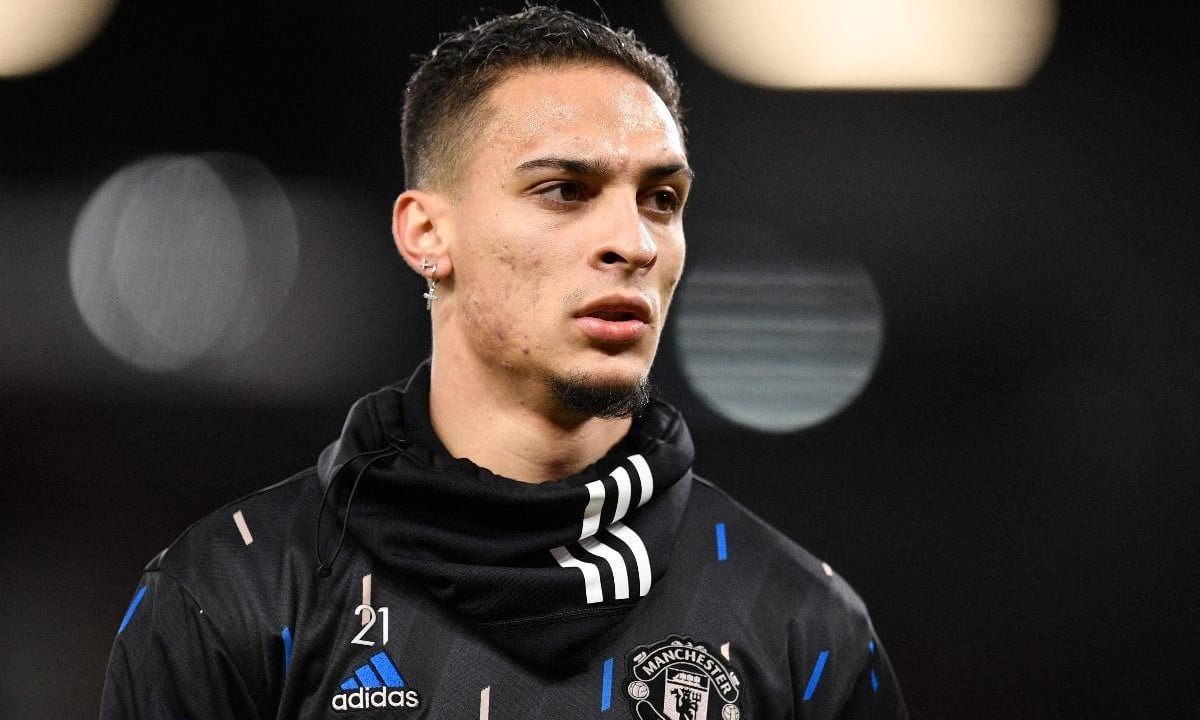 Antony antes de partida do Manchester United (foto: OLI SCARFF / AFP)