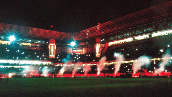 Interior da Arena da Baixada durante a noite e com luzes vermelhas (foto: Nilo Biazzetto Neto)