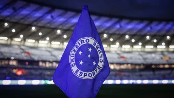 Bandeira de escanteio em jogo do Cruzeiro no Mineirão (foto: Staff Images/Cruzeiro)