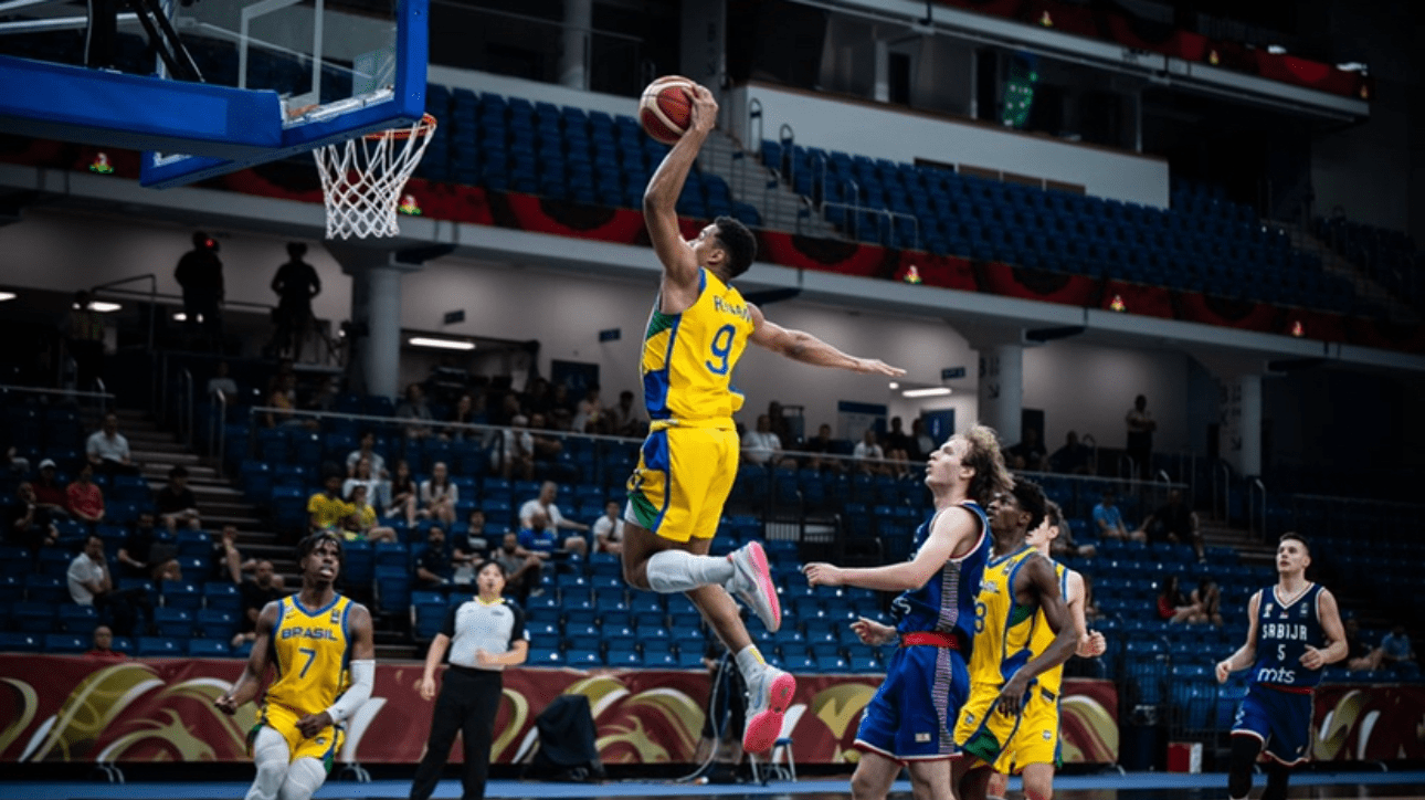 Jogador de basquete rumo à cesta (foto: Reprodução Assessoria CBB)
