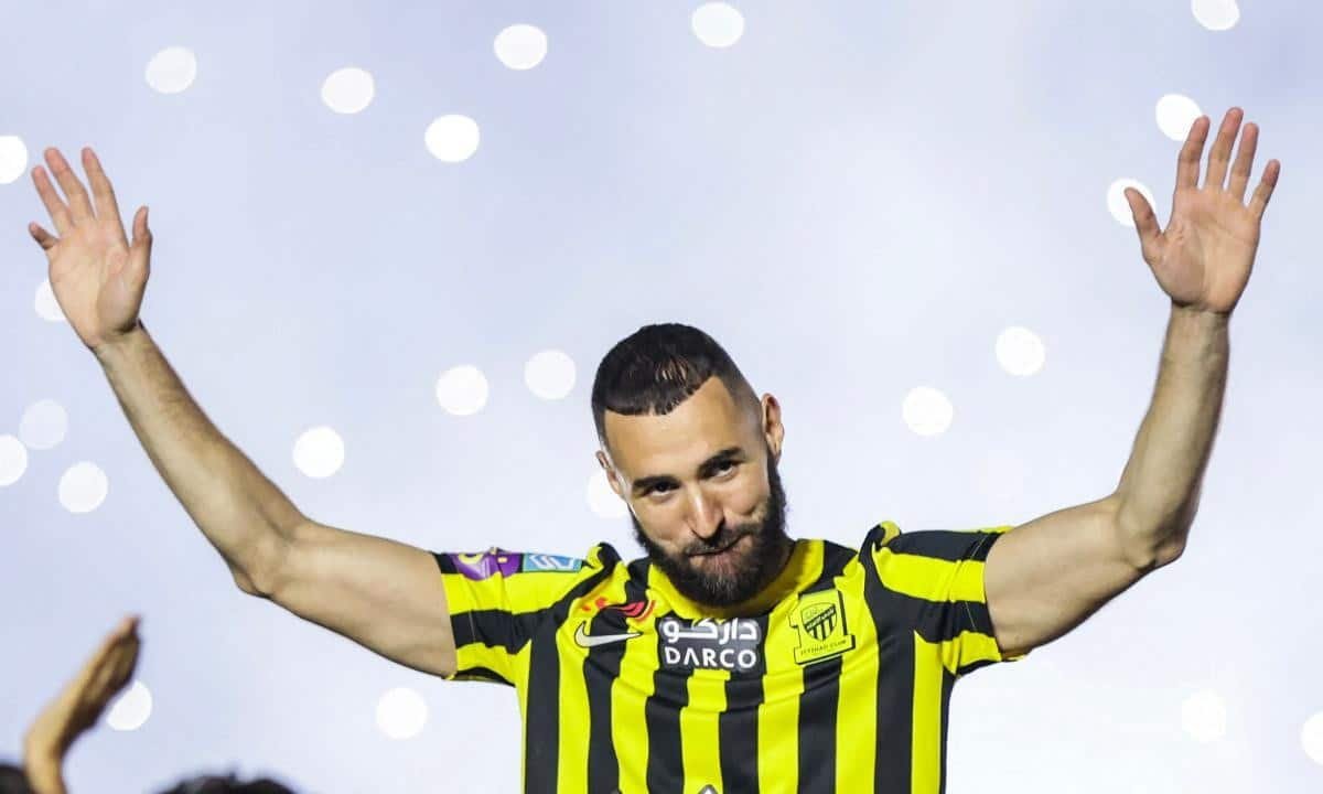 Benzema é apresentado pelo Al-Ittihad. (foto: AFP)