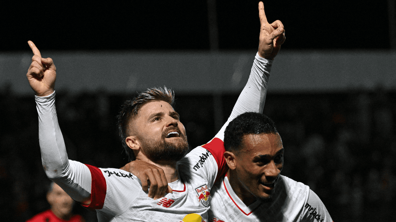 Sasha comemorando gol (foto: Nelson Almeida/AFP)