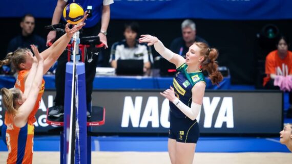 Júlia Bergmann, ponteira da Seleção Brasileira, em partida contra a Holanda (foto: Divulgação/FIVB)