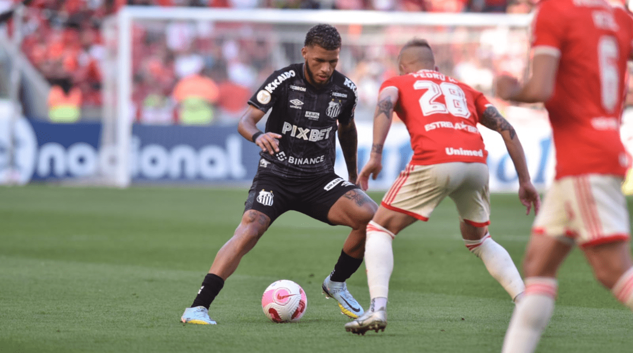 Jogadores de Santos e Internacional disputando bola (foto: Ivan Storti/Santos FC)