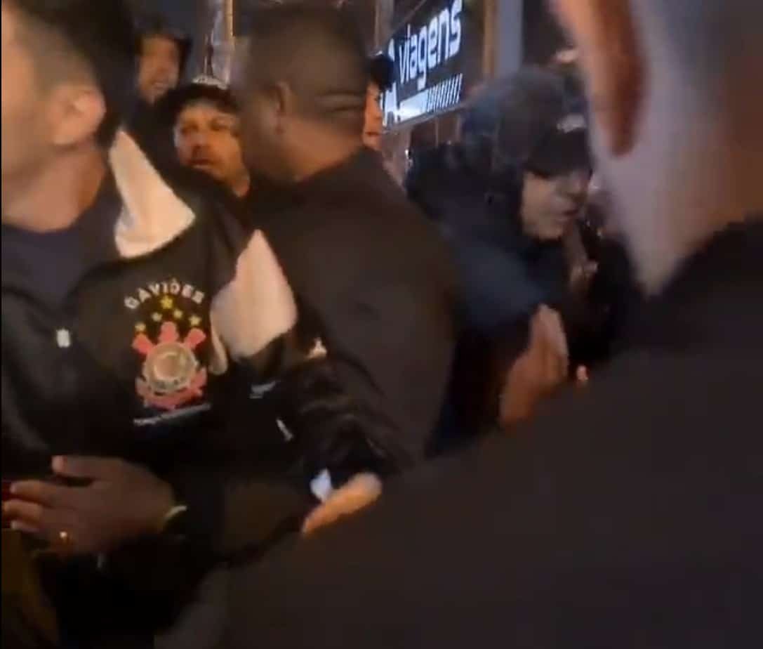 Seguranças contem torcedores do Corinthians (foto: Reprodução/Redes Sociais)