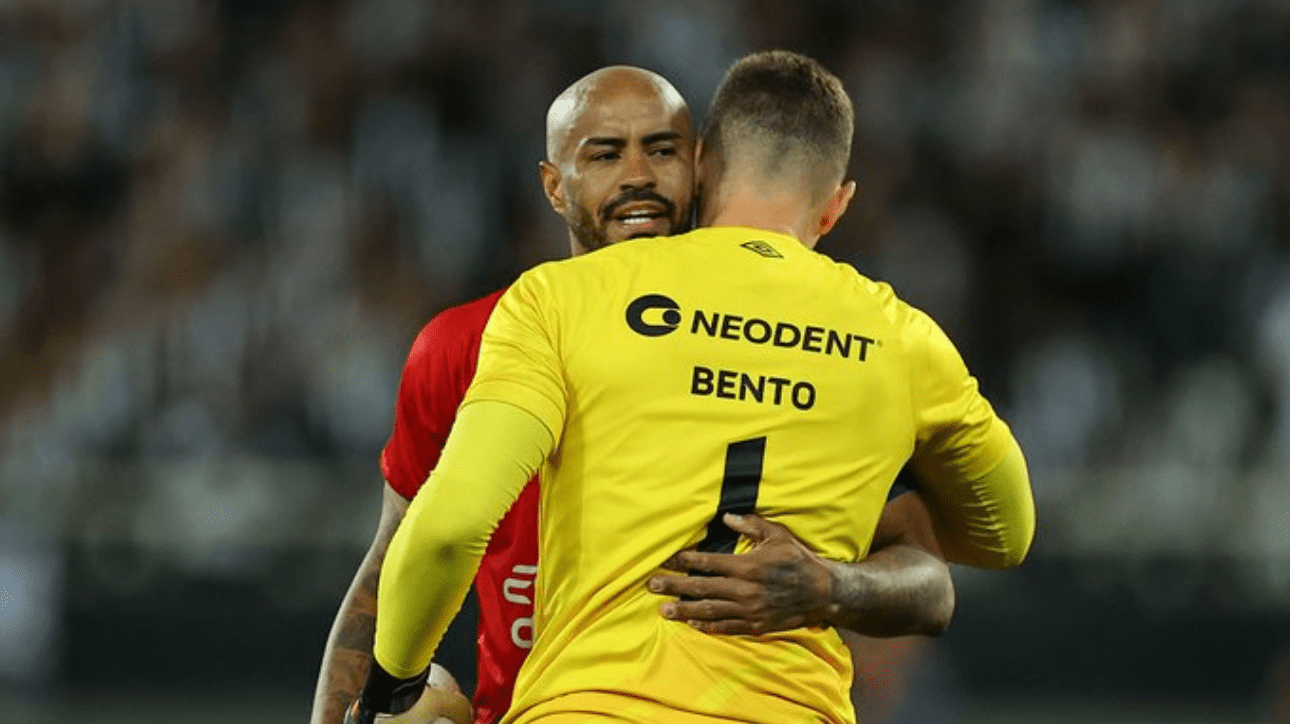 Bento e Thiago Heleno, do Athletico, se abraçando (foto: José Tramontin/athletico.com.br)