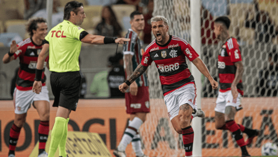 Arrascaeta, do Flamengo, correndo e comemorando gol (foto: Paula Reis/CRF)