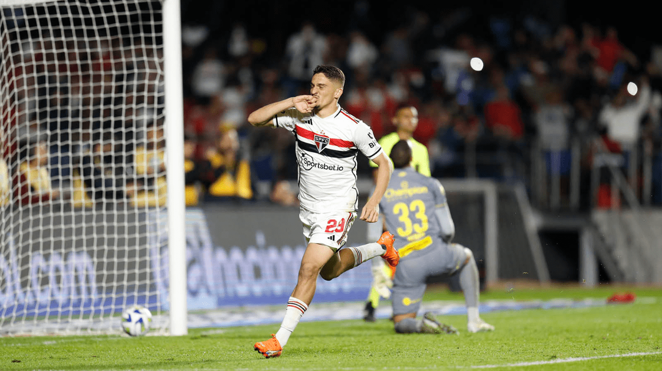 Pablo Maia comemorando gol de pênalti (foto: Paulo Pinto/saopaulofc.net)