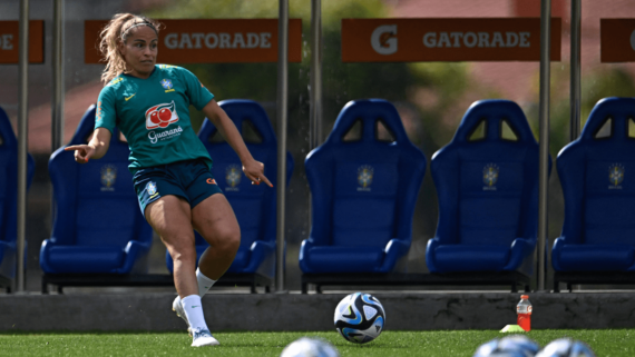 Mônica durante treino da Seleção (foto: Mauro Pimentel/AFP)