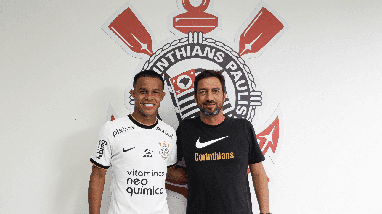 Pedro e Duílio Monteiro Alves, presidente do Corinthians, posando para foto (foto: Rodrigo Coca/Agência Corinthians)