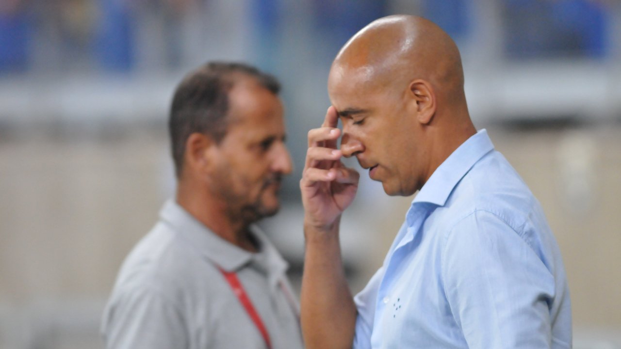 Pepa, técnico do Cruzeiro, lamentando derrota para o Grêmio (foto: Alexandre Guzanshe/EM/D.A.Press)