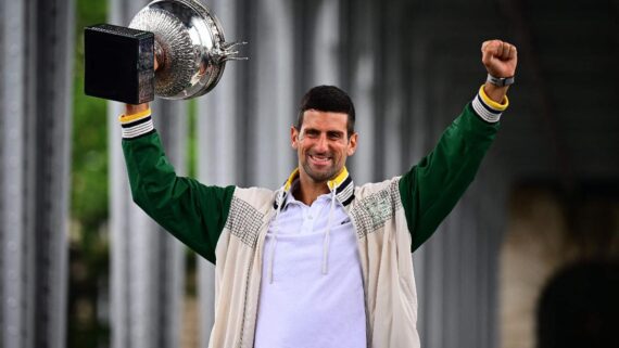 Djokovic posa sob a Torre Eiffel com o troféu de Roland Garros 2023 (foto:  Emmanuel DUNAND / AFP)