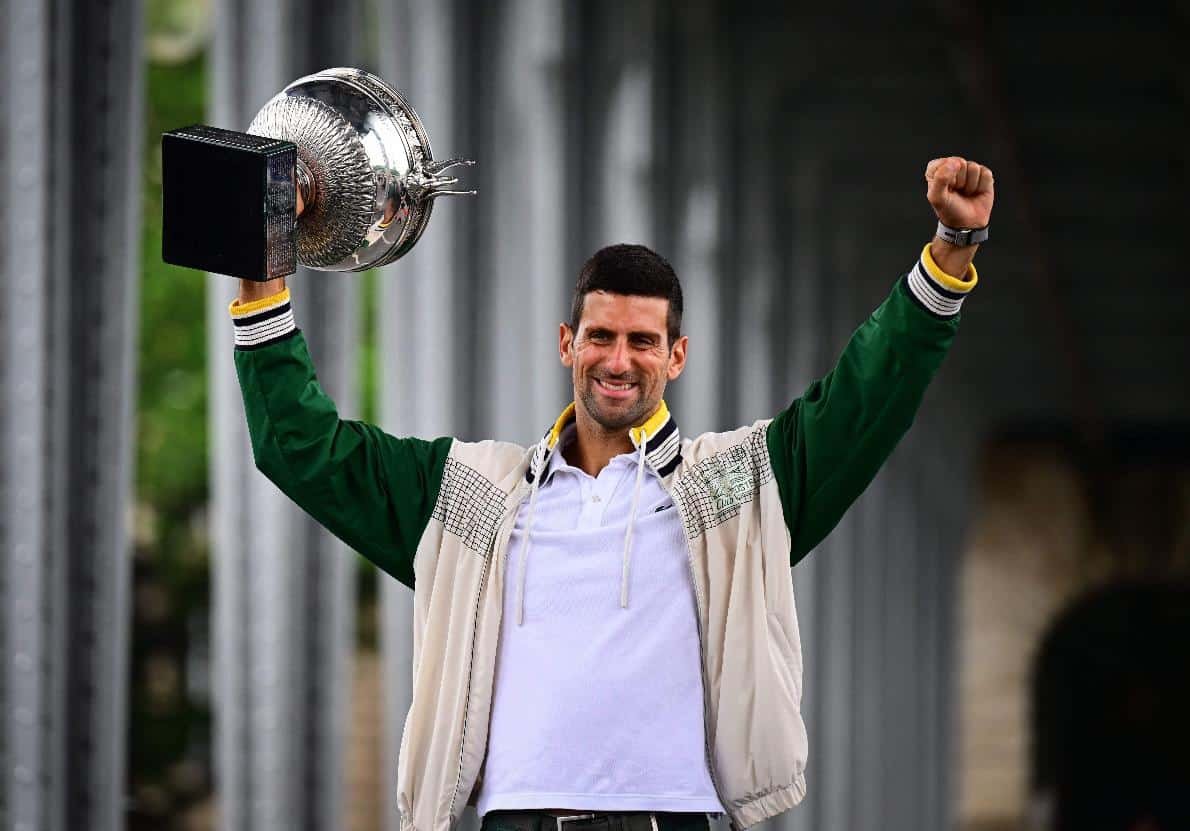 Djokovic posa sob a Torre Eiffel com o troféu de Roland Garros 2023 (foto: Emmanuel DUNAND / AFP)