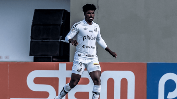 Zagueiro Eduardo Bauermann, do Santos, com bola no pé (foto: Ivab Storti/Santos FC)