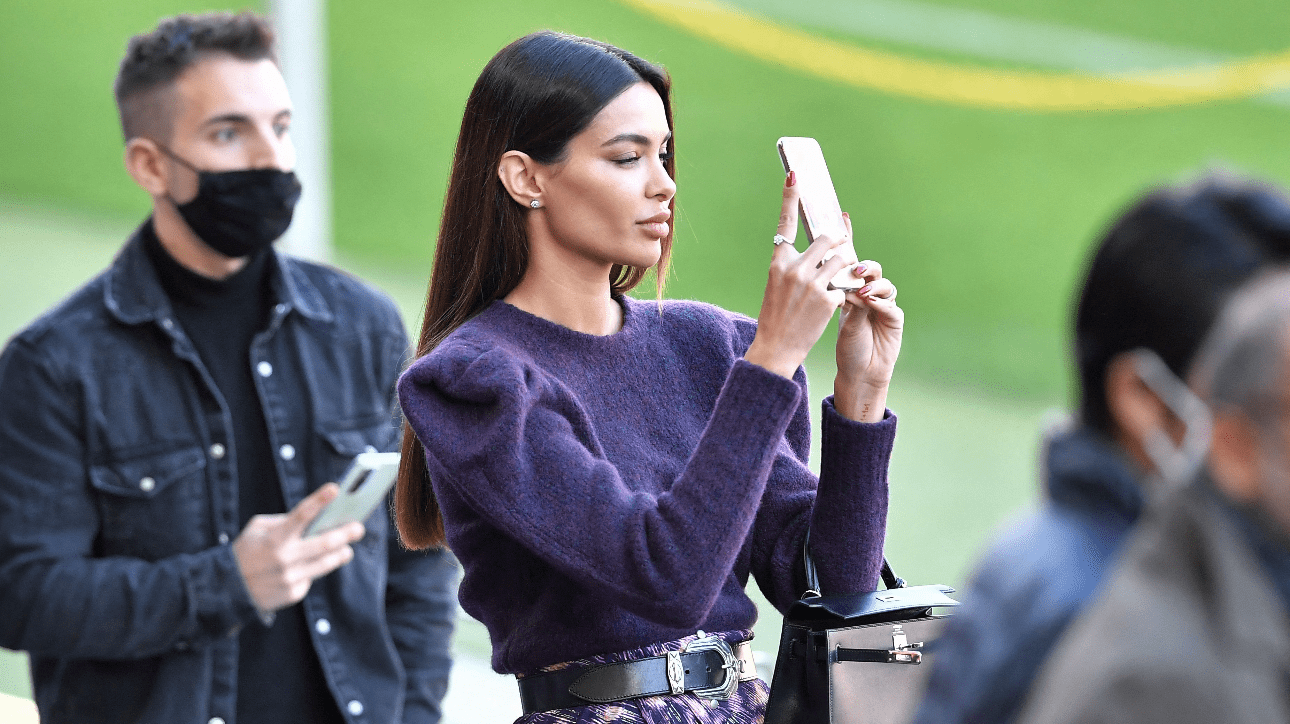 Joana Sanz com telefone na mão (foto: Pau Barrena/AFP)