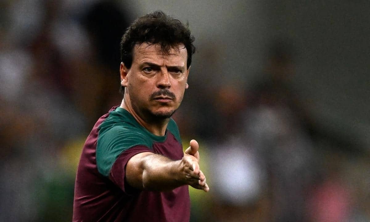 Fernando Diniz comanda a equipe do Fluminense em partida. (foto: MAURO PIMENTEL/AFP)