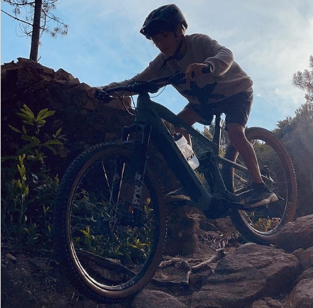 Filho de Rodrigo Hilbert praticando moutain bike - (foto: Reprodução/Instagram)